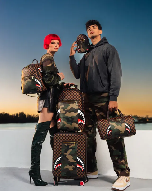 SAVAGES|BACKPACKS>SPRAYGROUND EXTERIOR GOLD ZIP POCKET SHARKS IN PARIS SAVAGE BACKPACK