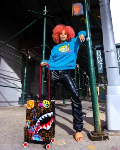CARRY-ON LUGGAGE>SPRAYGROUND GLOBAL MOGUL POPAGANDA RON ENGLISH EDITION HARDSHELL CARRY-ON LUGGAGE