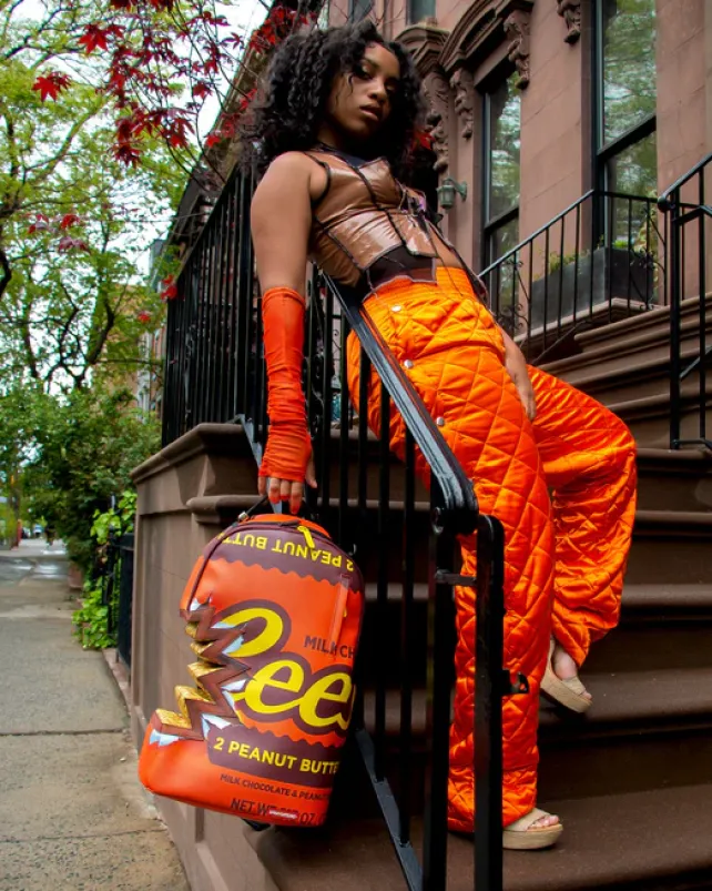 BACKPACKS>SPRAYGROUND REESE'S SHARK BITE BACKPACK (DLXV)