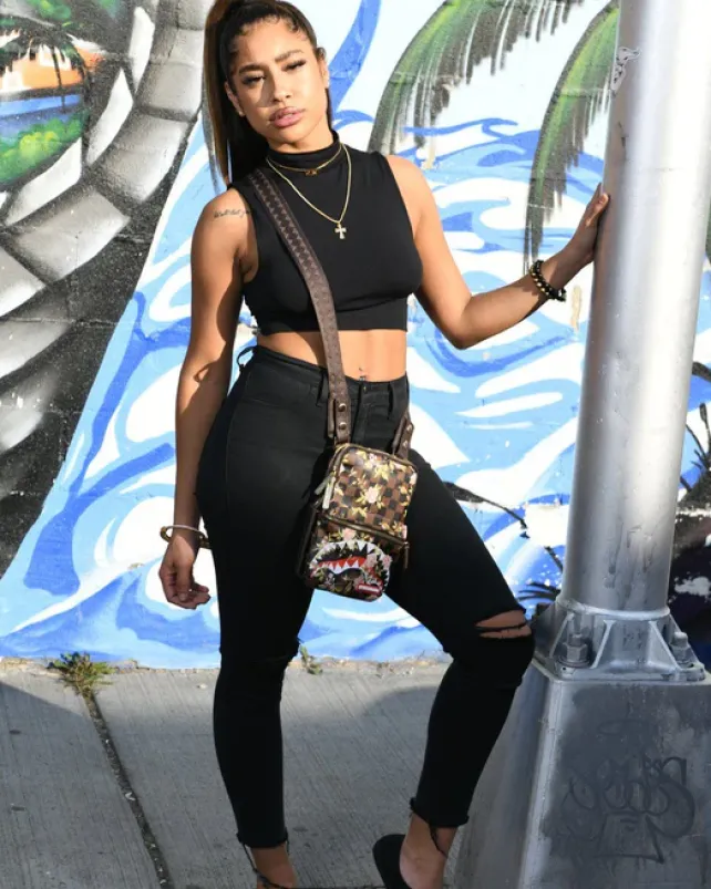 SLINGS|CROSSBODYS>SPRAYGROUND SHARKFLOWER CROSSBODY SLING