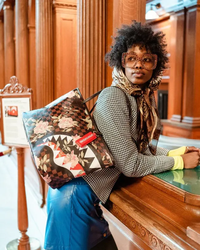 TOTES>SPRAYGROUND SHARKFLOWER TOTE