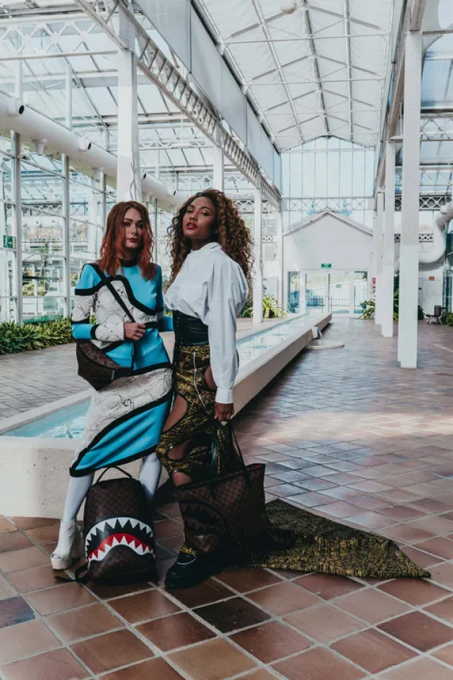 CROSSBODYS>SPRAYGROUND SHARKS AND SKULLS SAVVY CROSSBODY
