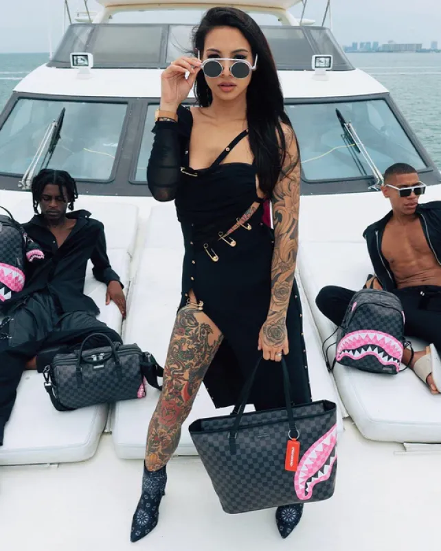 TOTES>SPRAYGROUND SHARKS IN CANDY TOTE
