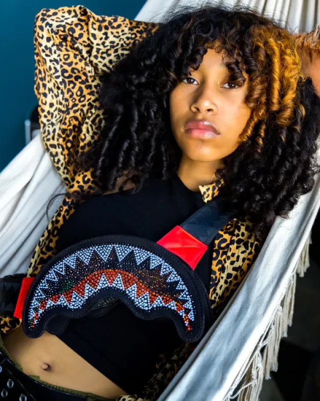 CROSSBODYS>SPRAYGROUND TRINITY CAMO SHARKMOUTH CROSSBODY