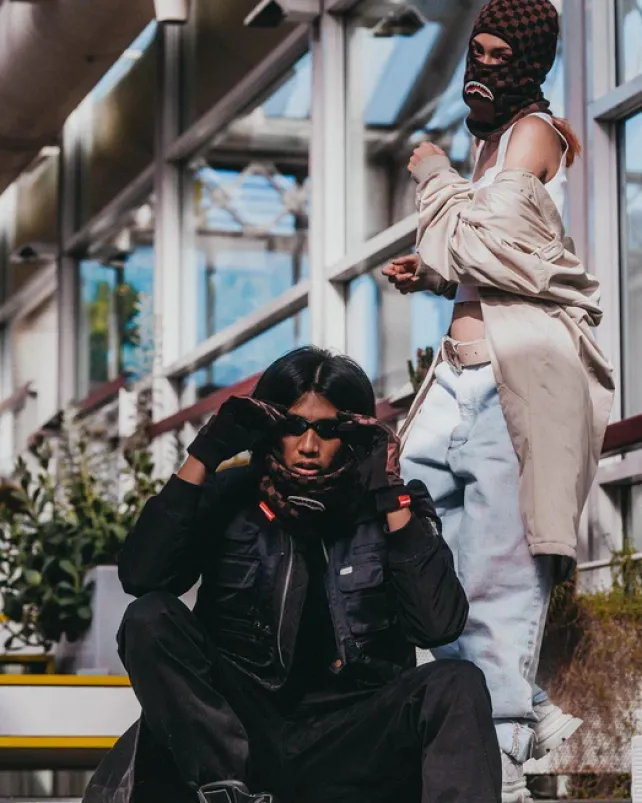 GLOVES|COLD WEATHER GEAR>SPRAYGROUND XTC SHARKS IN PARIS GLOVES